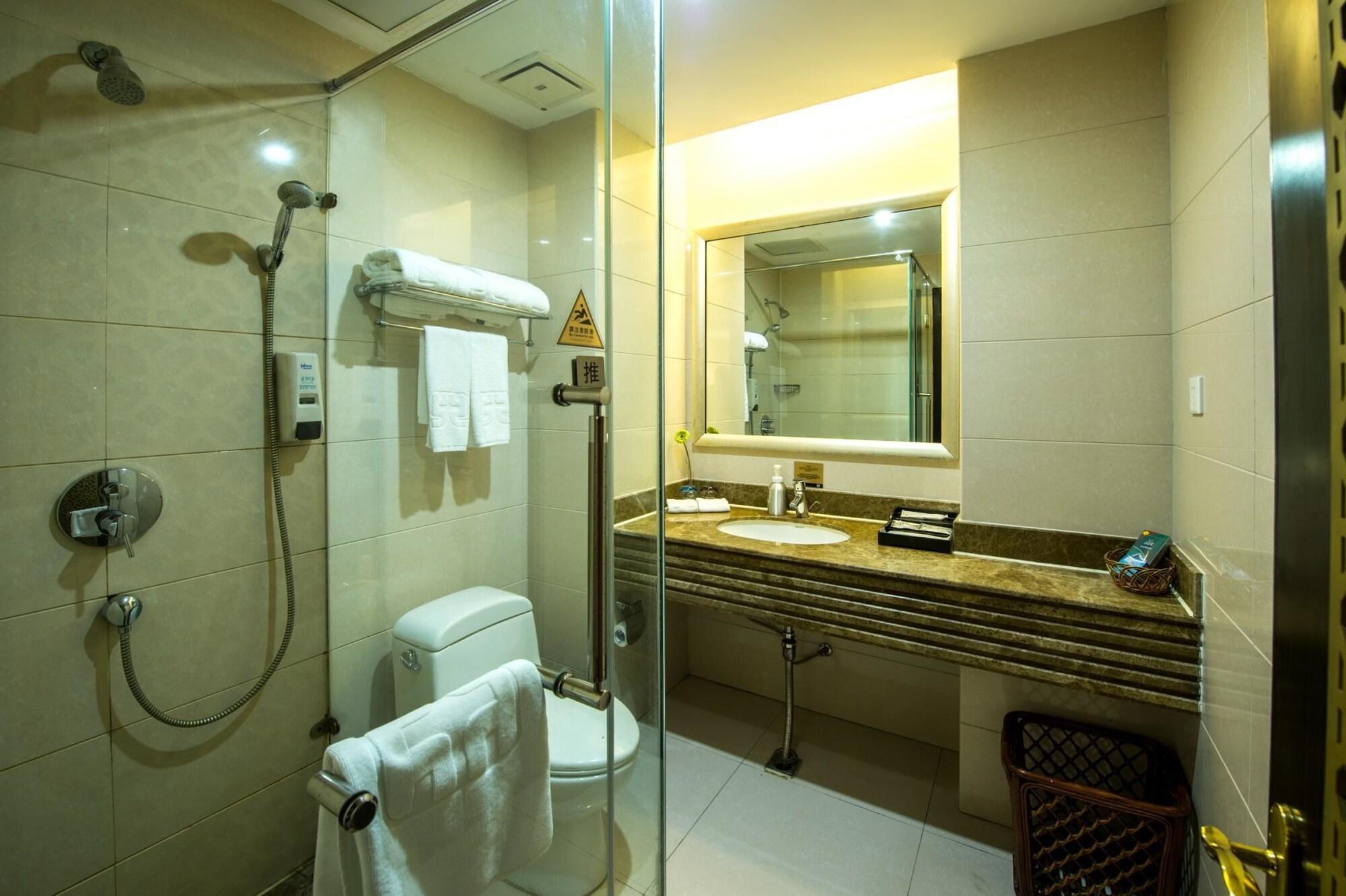 Kingtown Hotel Hongmei Shanghai Esterno foto