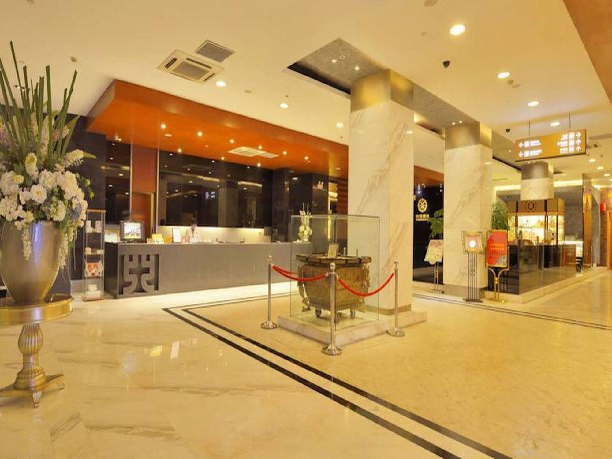 Kingtown Hotel Hongmei Shanghai Esterno foto